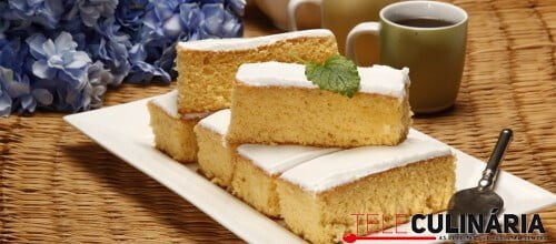 Fatias de pão-de-ló cobertas