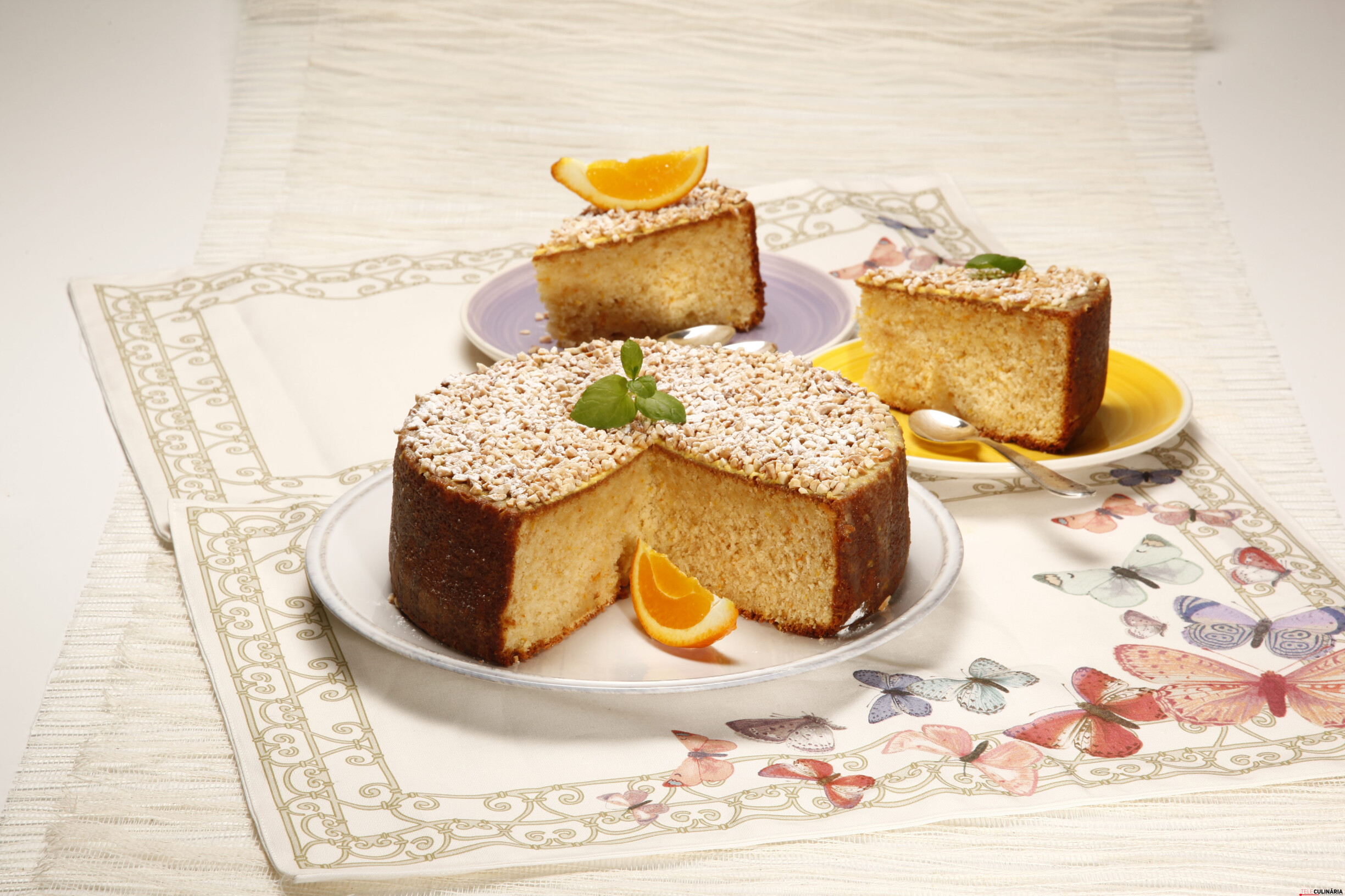 Bolo de amêndoa com calda de laranja