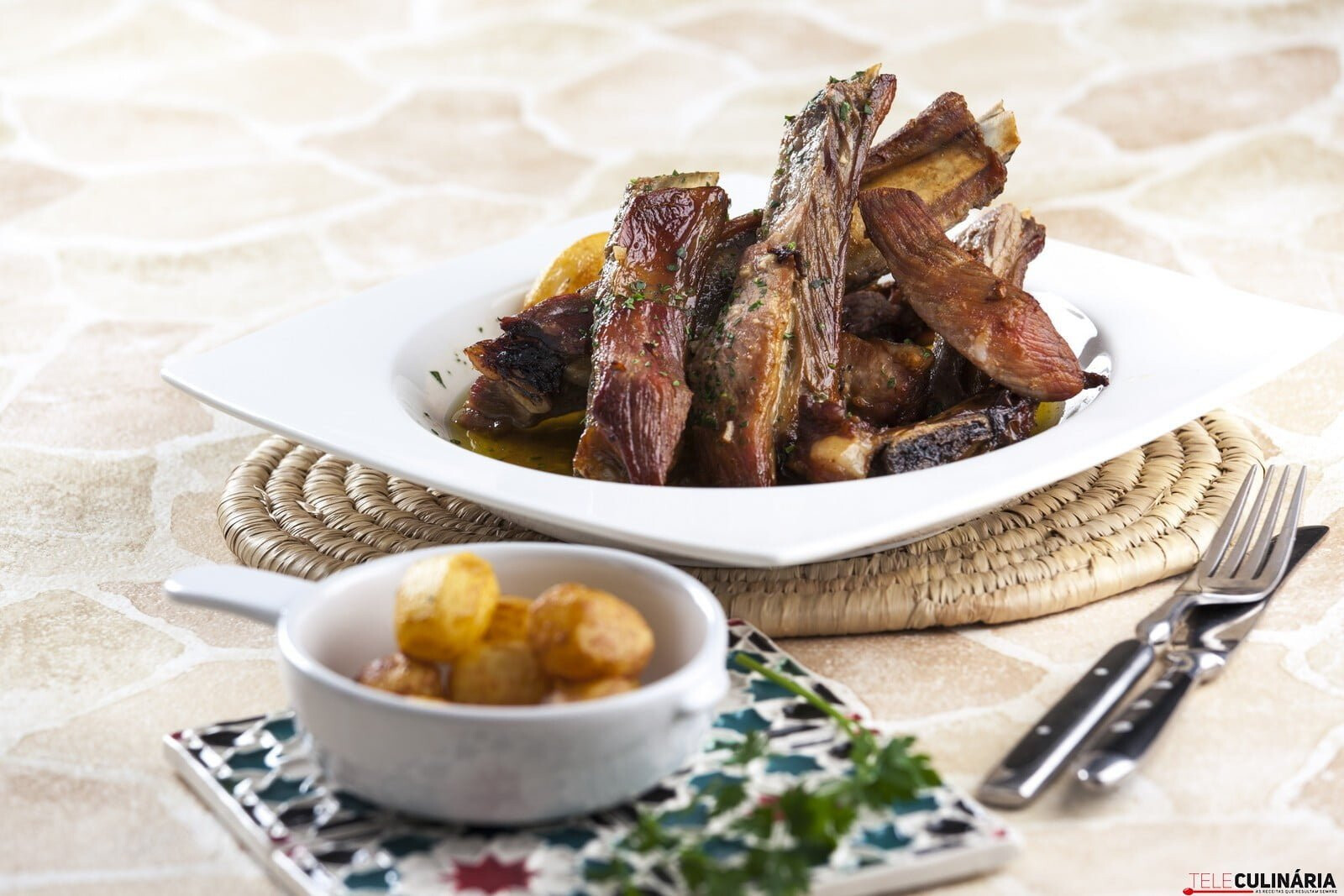 Entrecosto assado no forno com batatas