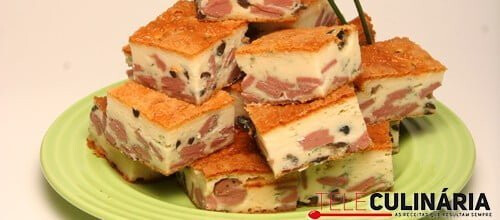 Pão de azeitonas e salsichas