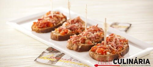 Bruschetas de tomate e presunto