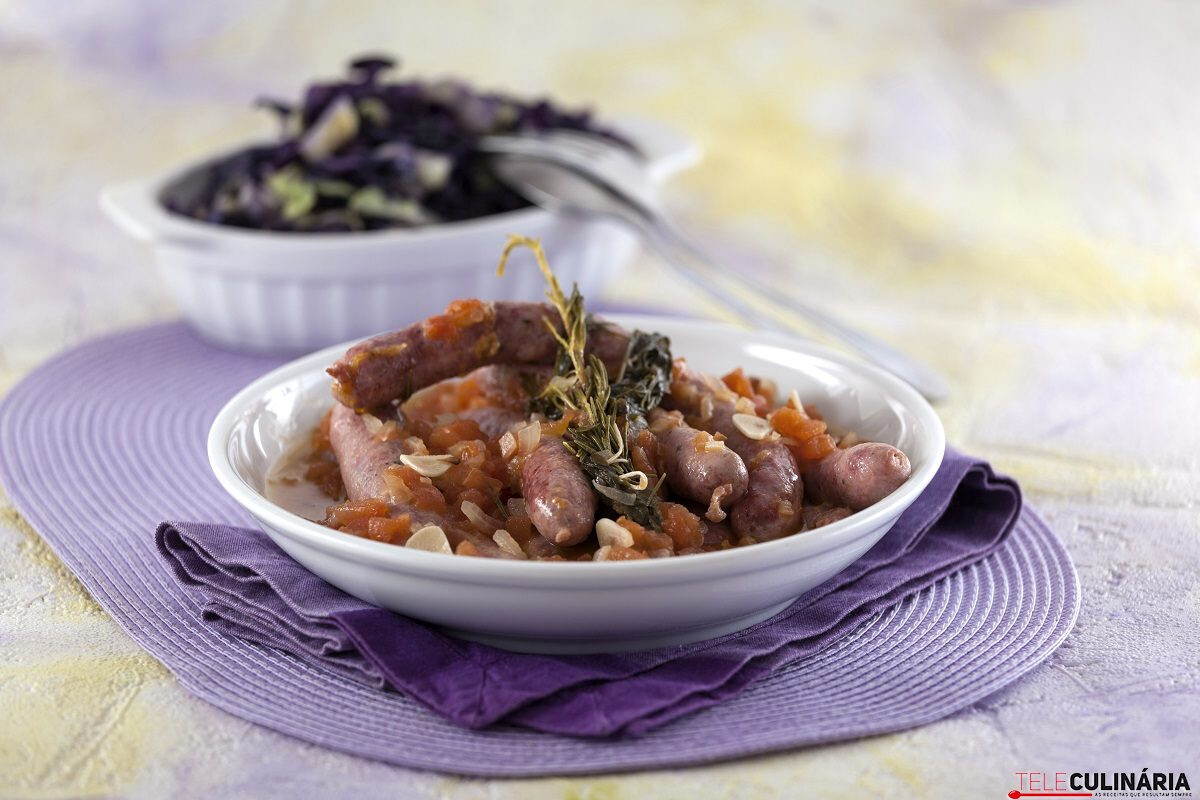 Salsichas frescas em molho de tomate e ervas