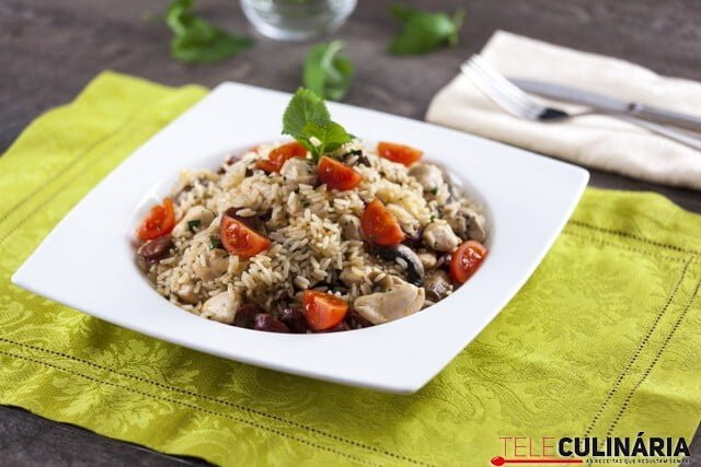 Arroz solto de frango com linguiça