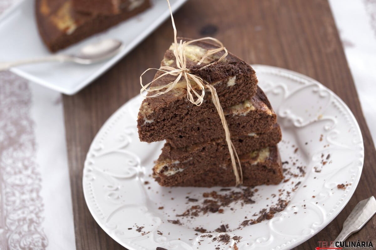 Bolo de chocolate e requeijão