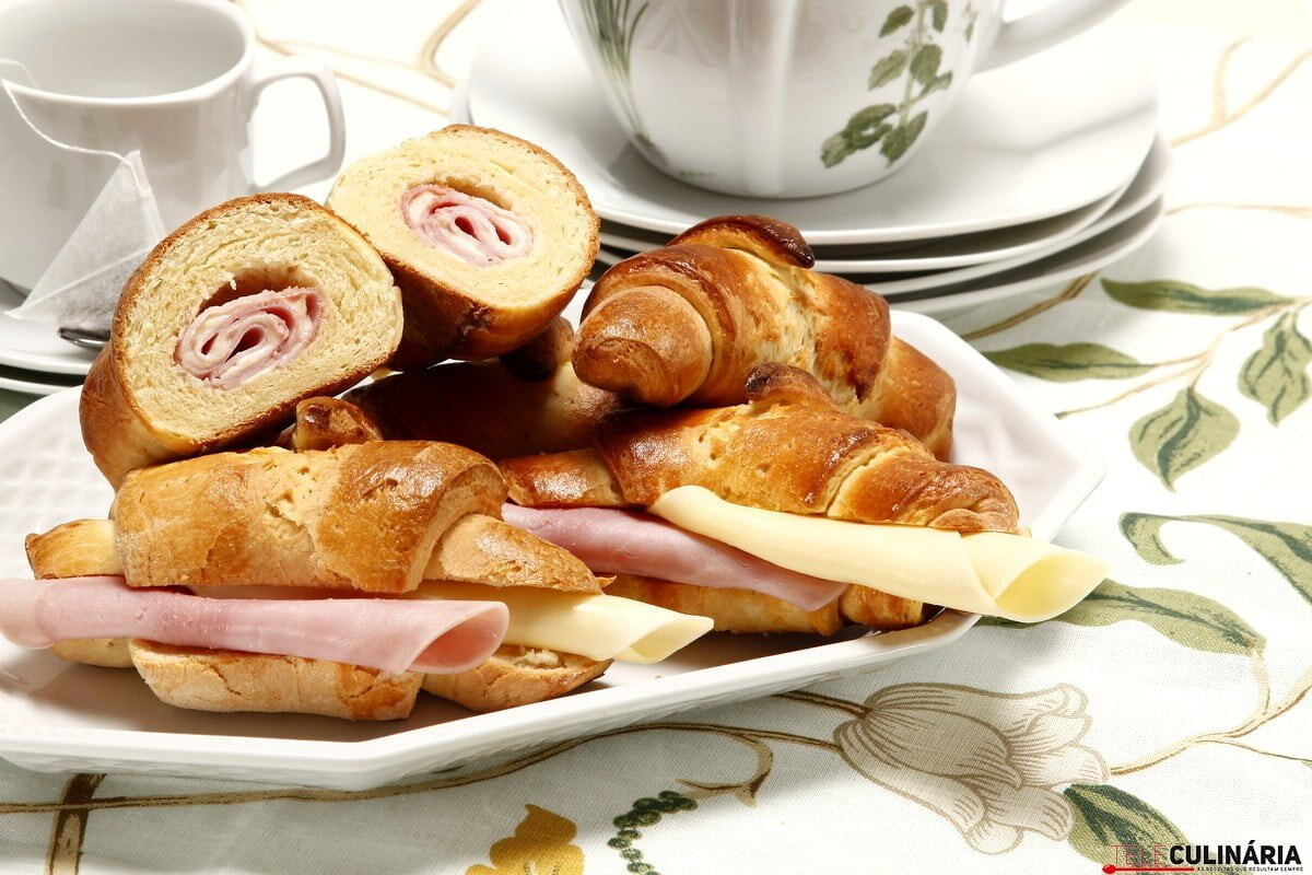 Croissants de queijo e fiambre