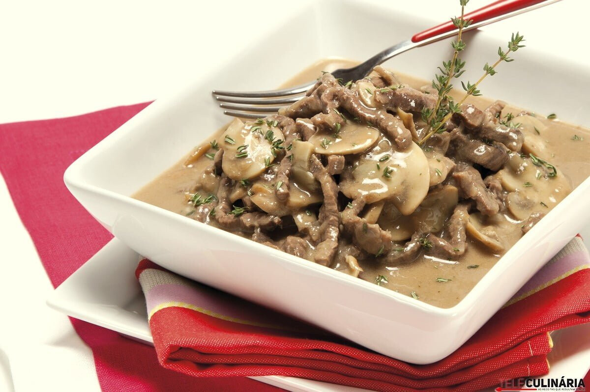 Tiras com molho de cogumelos