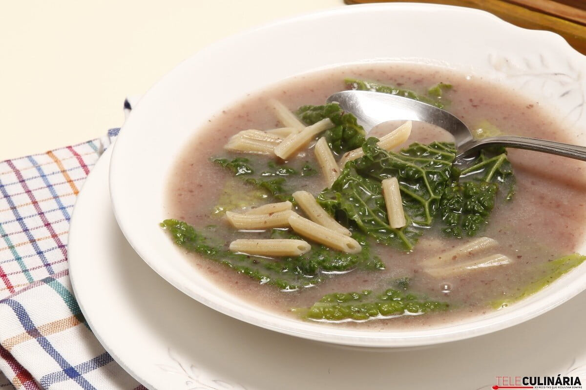 Sopa de feijão com couve