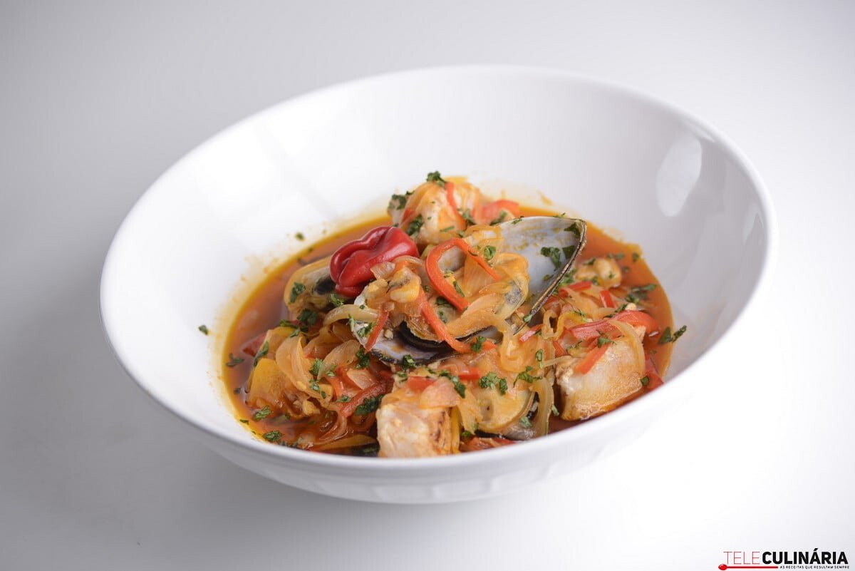 Perca e mexilhão em caldeirada fingida