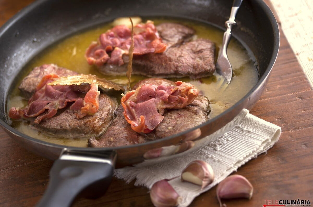 Bife à portuguesa com presunto