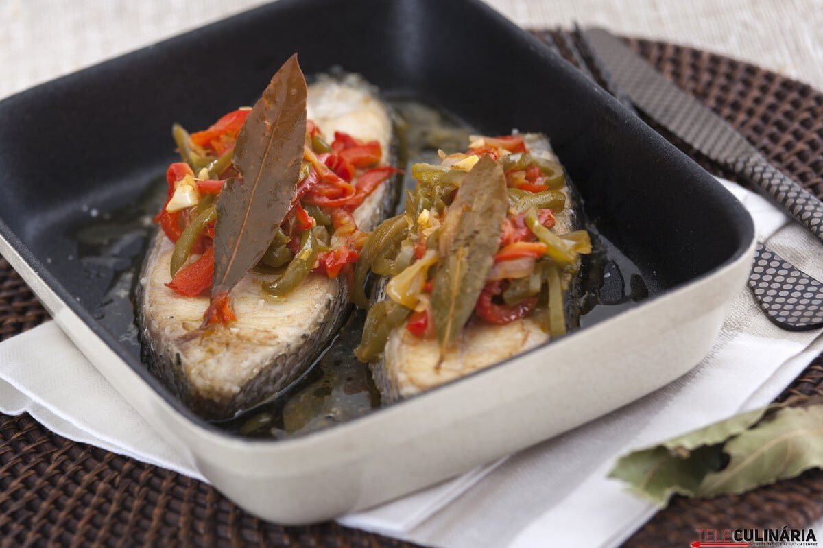 Corvina com escabeche de pimentos