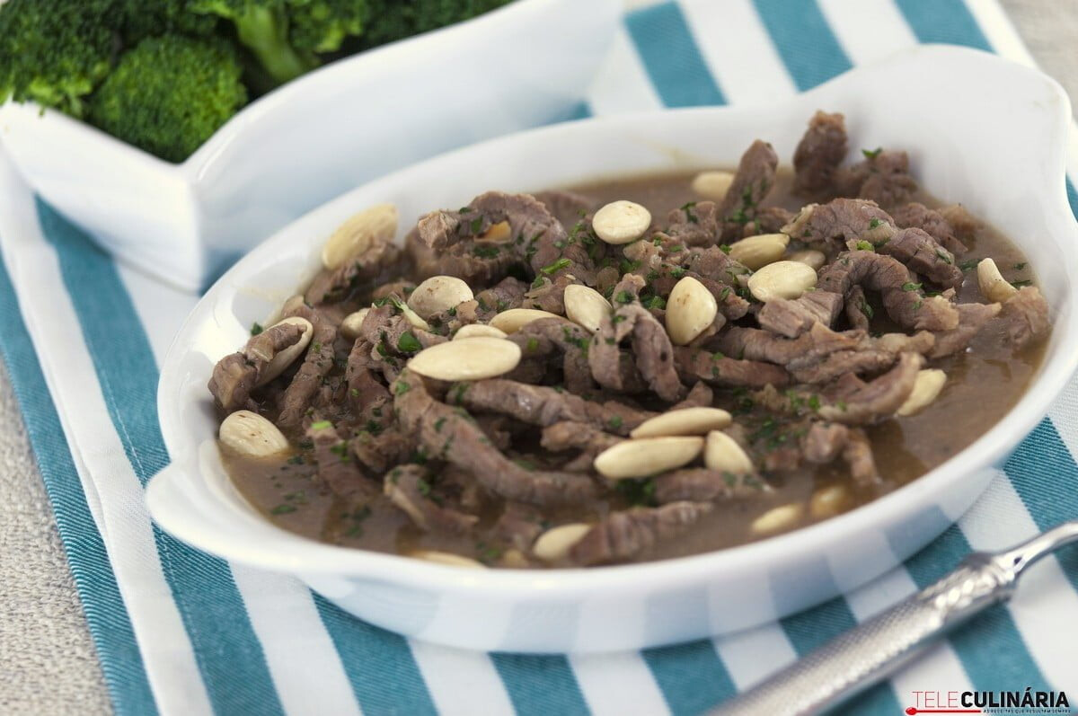 Tiras de vitela na panela de pressão