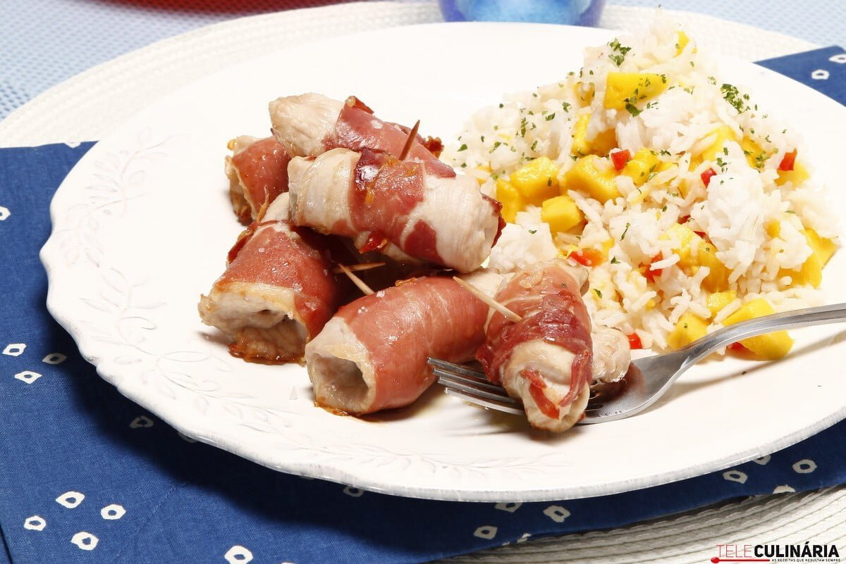 Rolinhos de peru e presunto com arroz de manga e pimento
