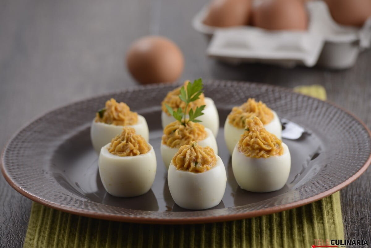 Ovos recheados com alheira e salsa