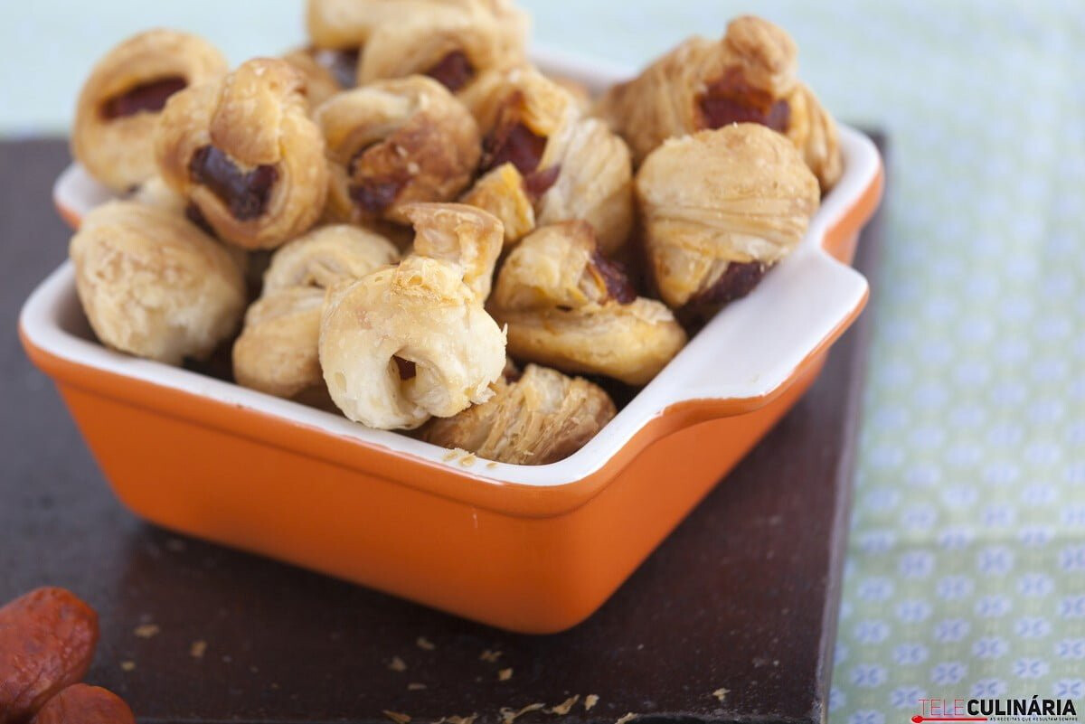 Rolinhos de linguiça e massa folhada