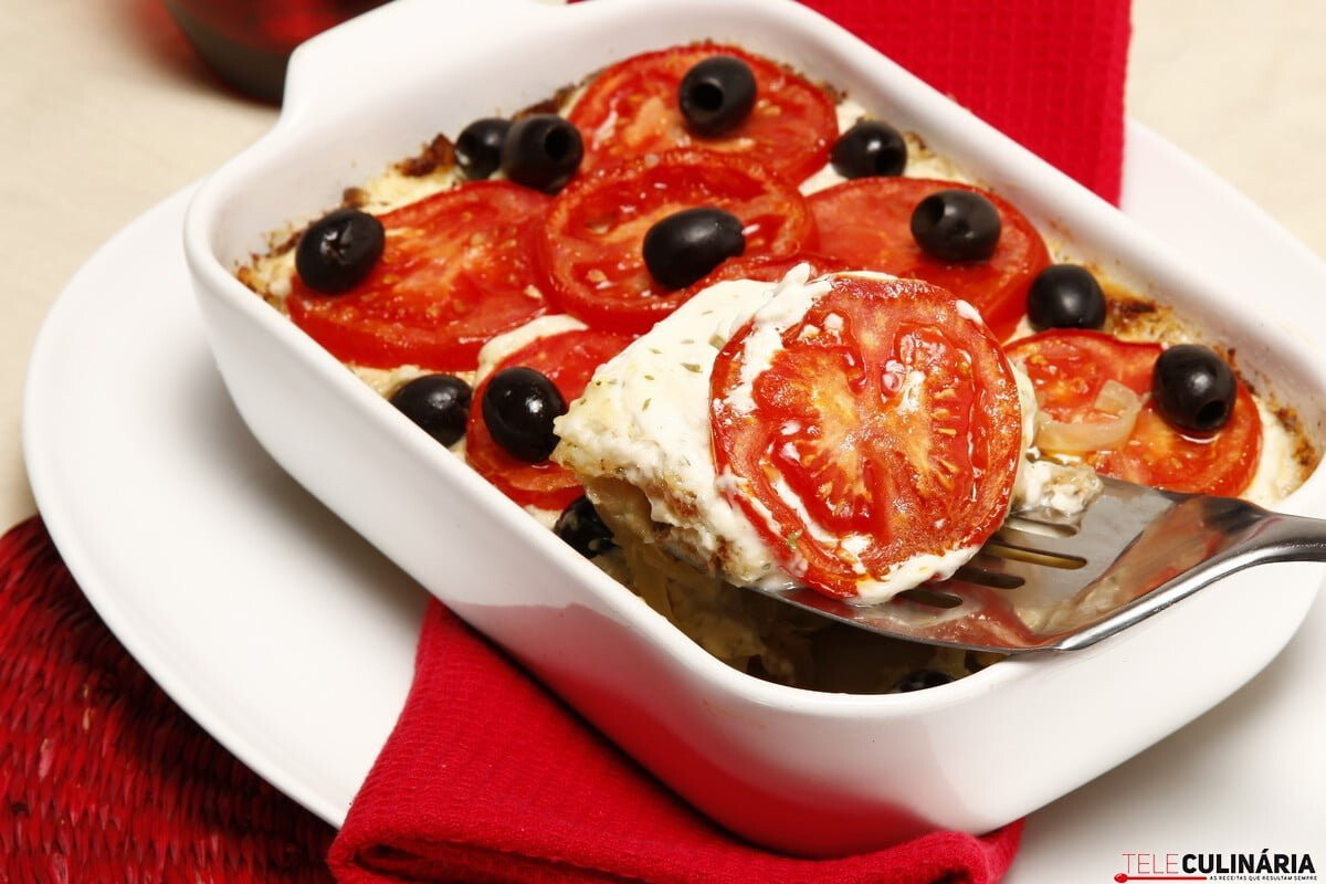 Bacalhau gratinado com tomate e azeitonas