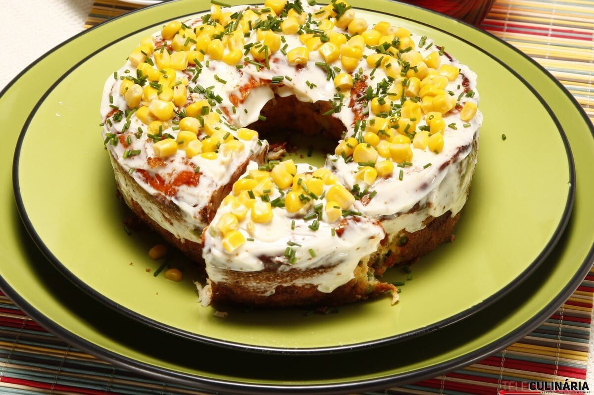 Bolo de pescada com ervilhas e maionese