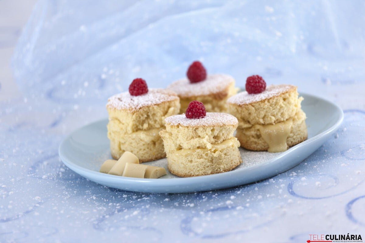 Mini bolinhos com chocolate branco