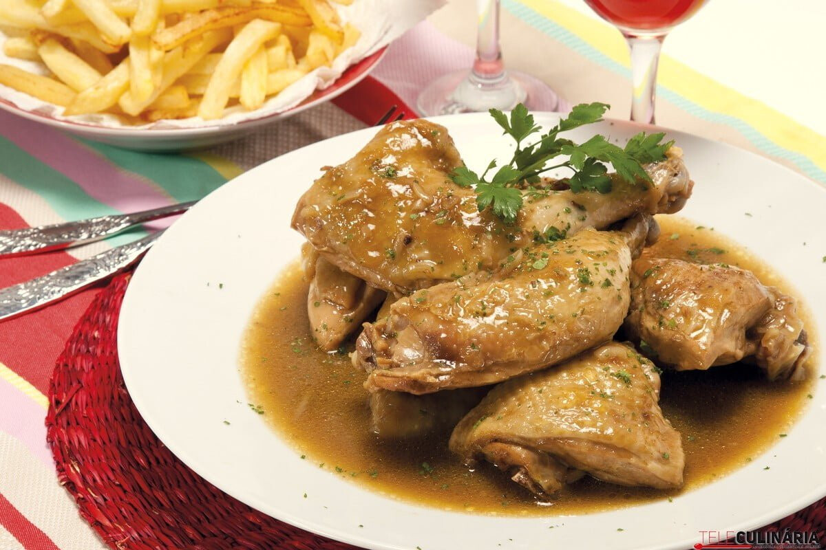 Frango estufado com sopa de cebola