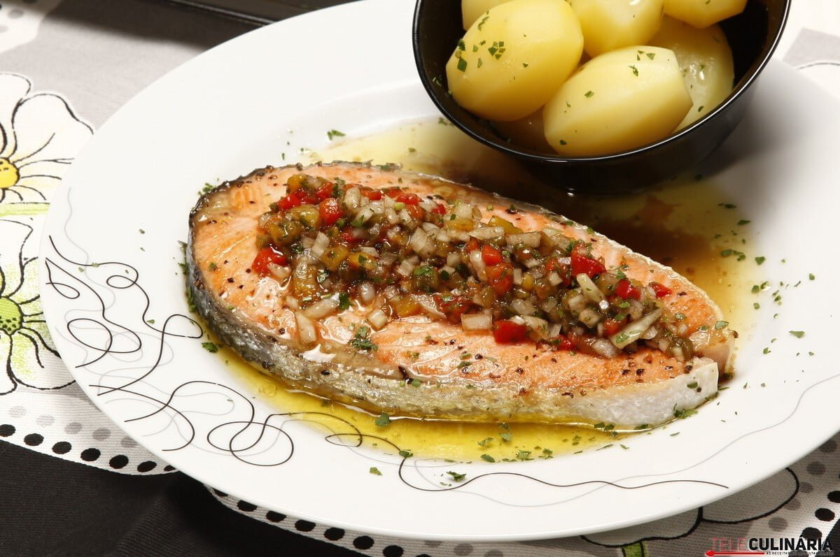 Salmão grelhado com vinagrete de pimentos