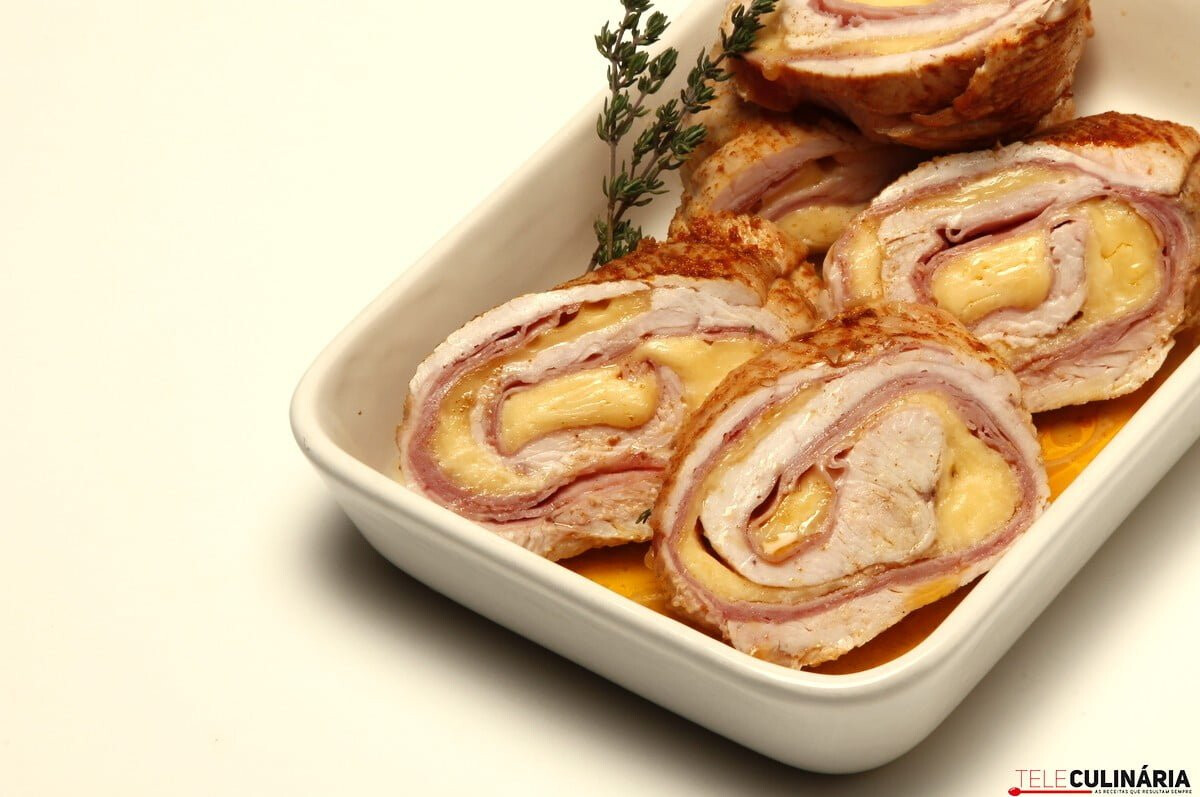 Receita fácil de Rolo de peru recheado com queijo e fiambre