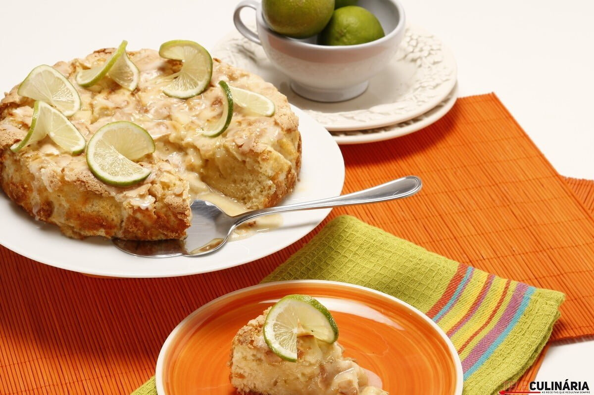 Bolo de maçã e lima