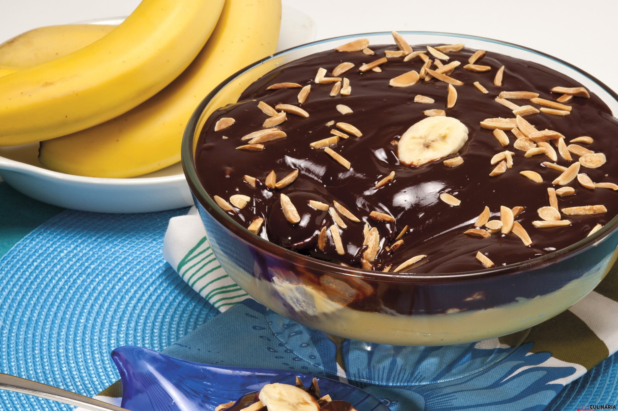 Doce de banana com chocolate quente