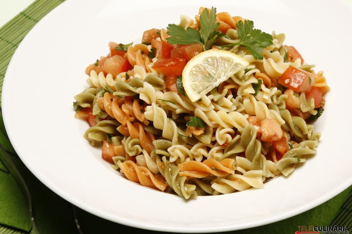 Fusilli com molho fresco de salsa e tomate