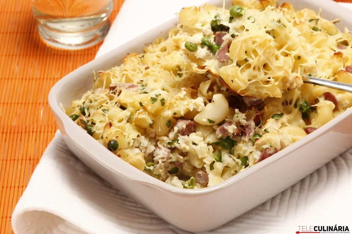 Gratinado de pescada com cotovelos e presunto