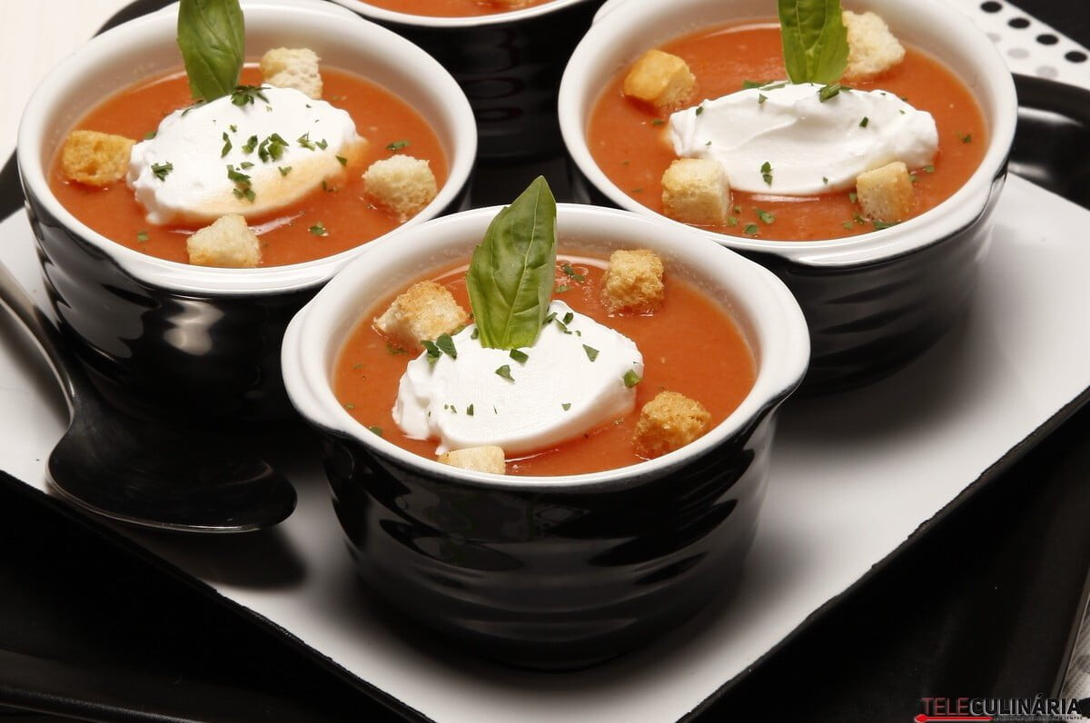 Creme de tomate com manjericão