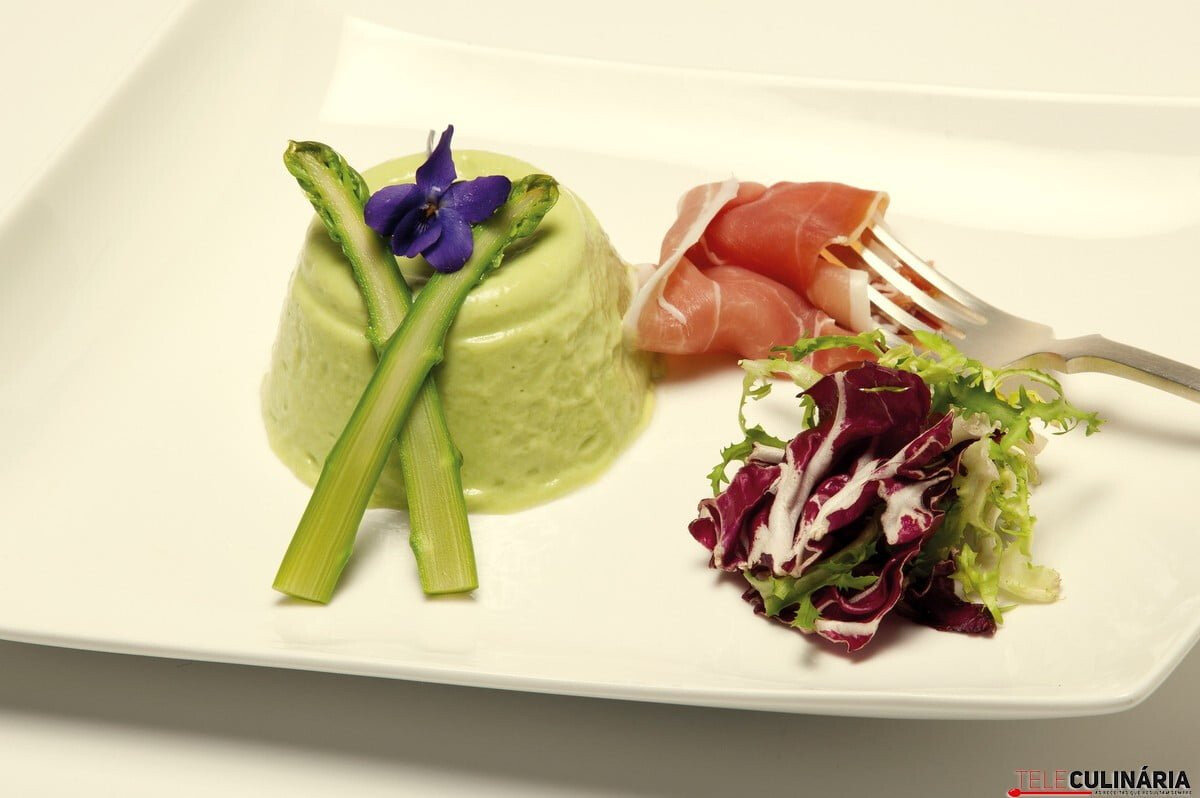 Mousse de espargos verdes com presunto