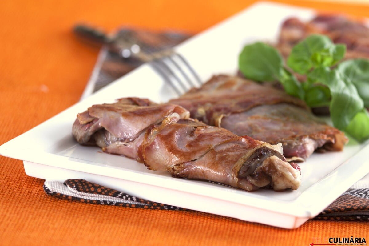 Bifes saltimboca com manjericão