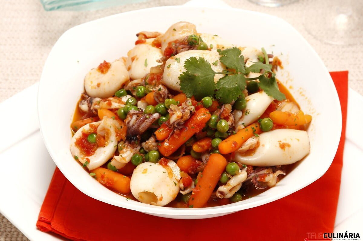 Lulas à jardineira com ervilhas e cenouras