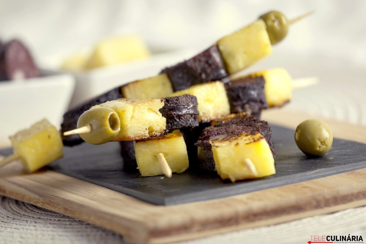 Espetada de morcela, ananás e azeitonas
