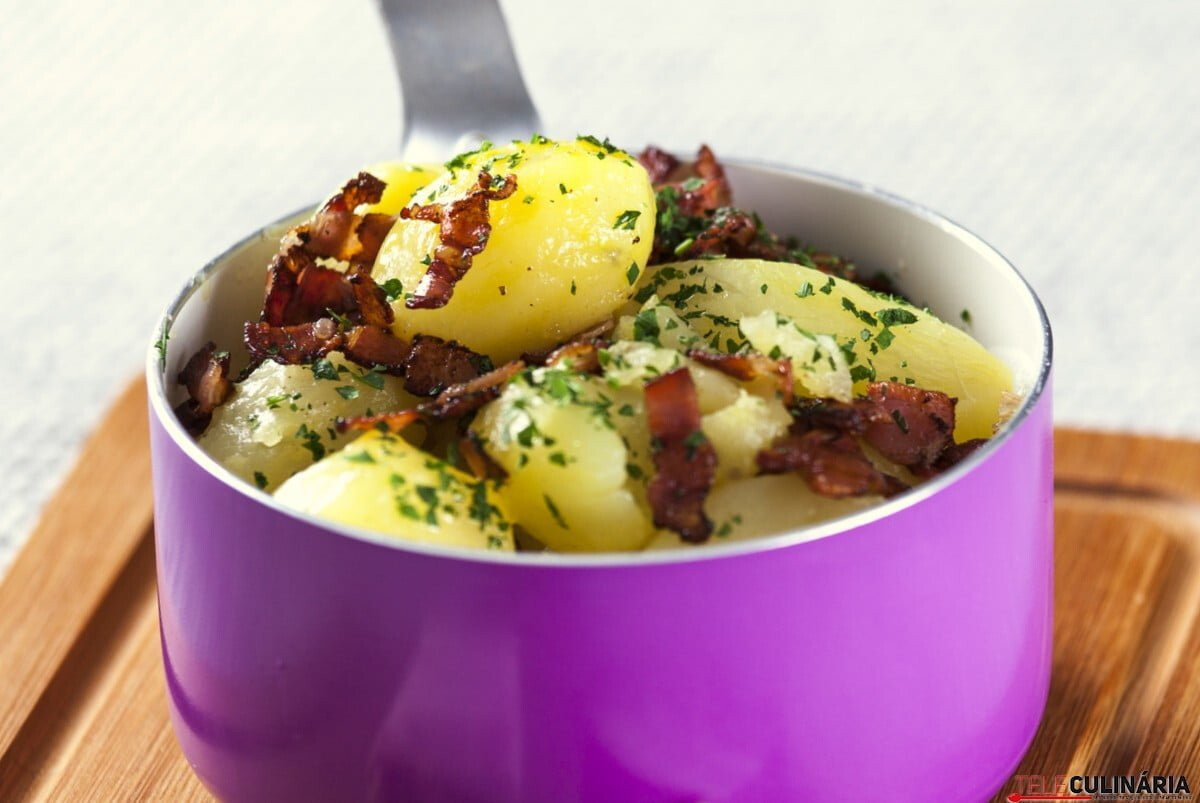 Batatas assadas com bacon e salsa