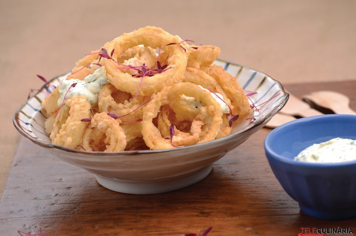 Argolas de cebola fritas com maionese de alho e ervas