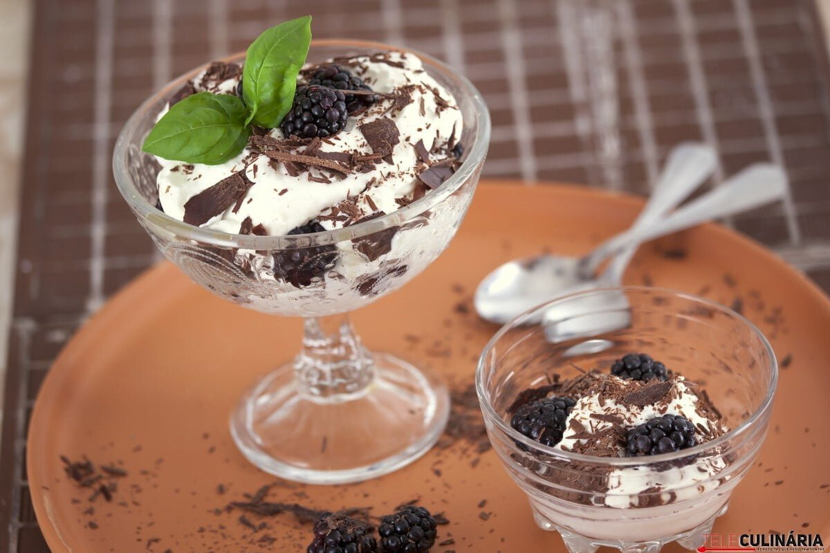 Mousse de amoras e chocolate