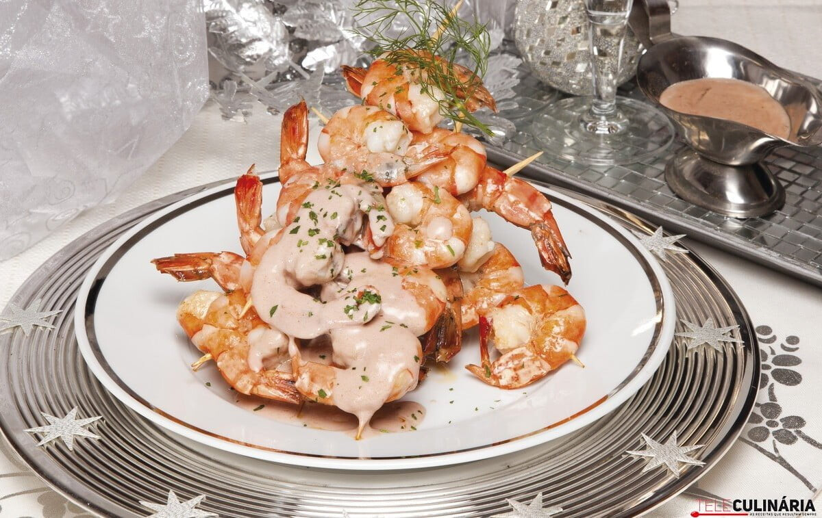 Espetadas de camarão com creme moscatel