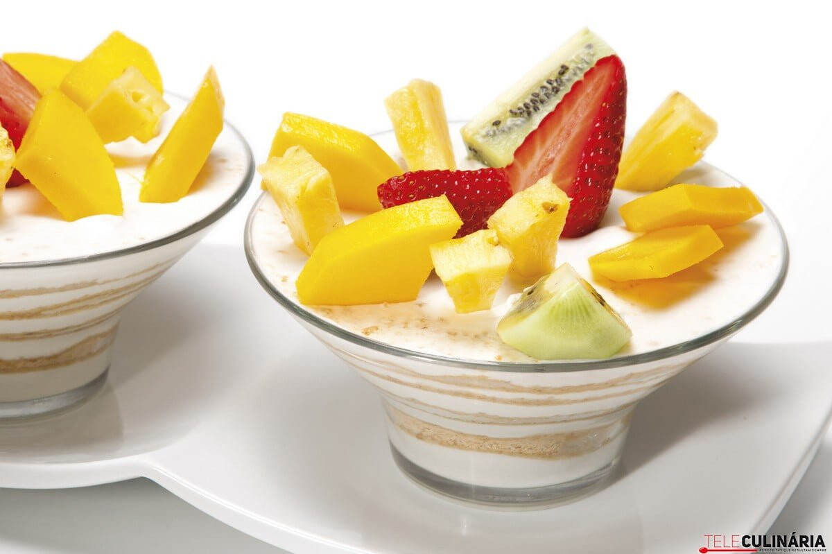 Receita de iogurte com fruta e bolacha