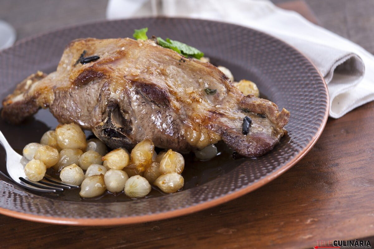 Lombo de borrego com cebolas
