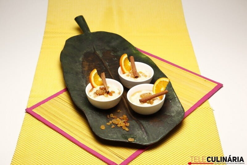 Arroz-doce com leite de coco e calda de passas
