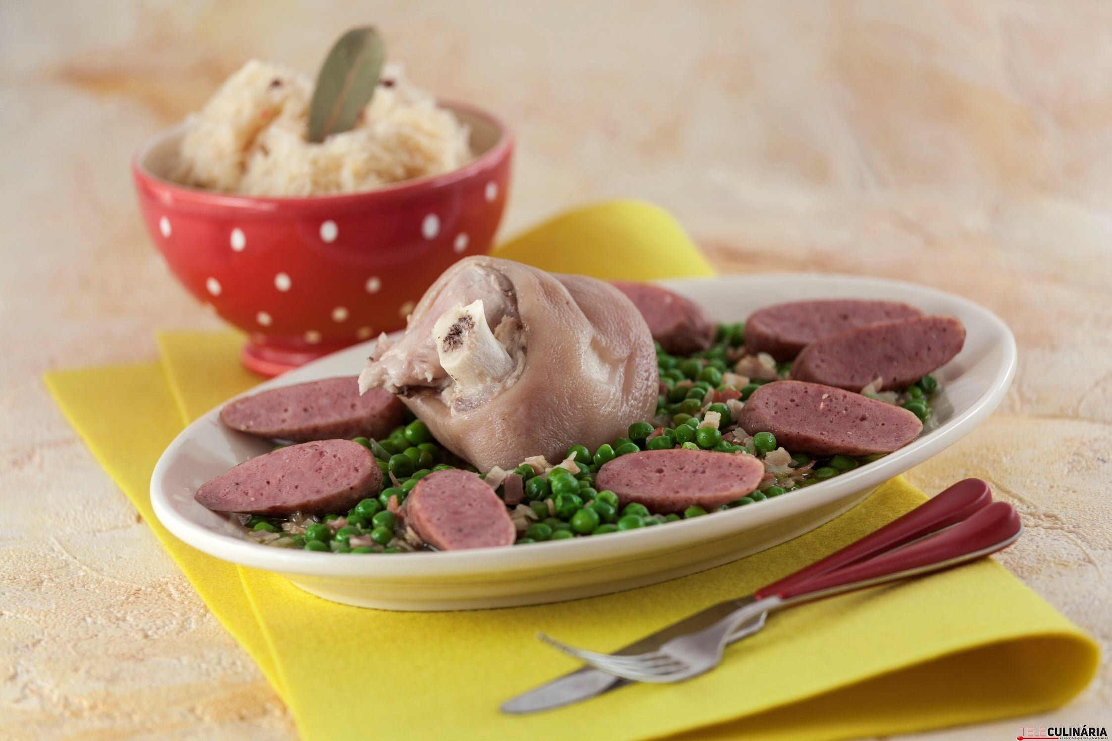 Joelho de porco e salsichas com chucrute