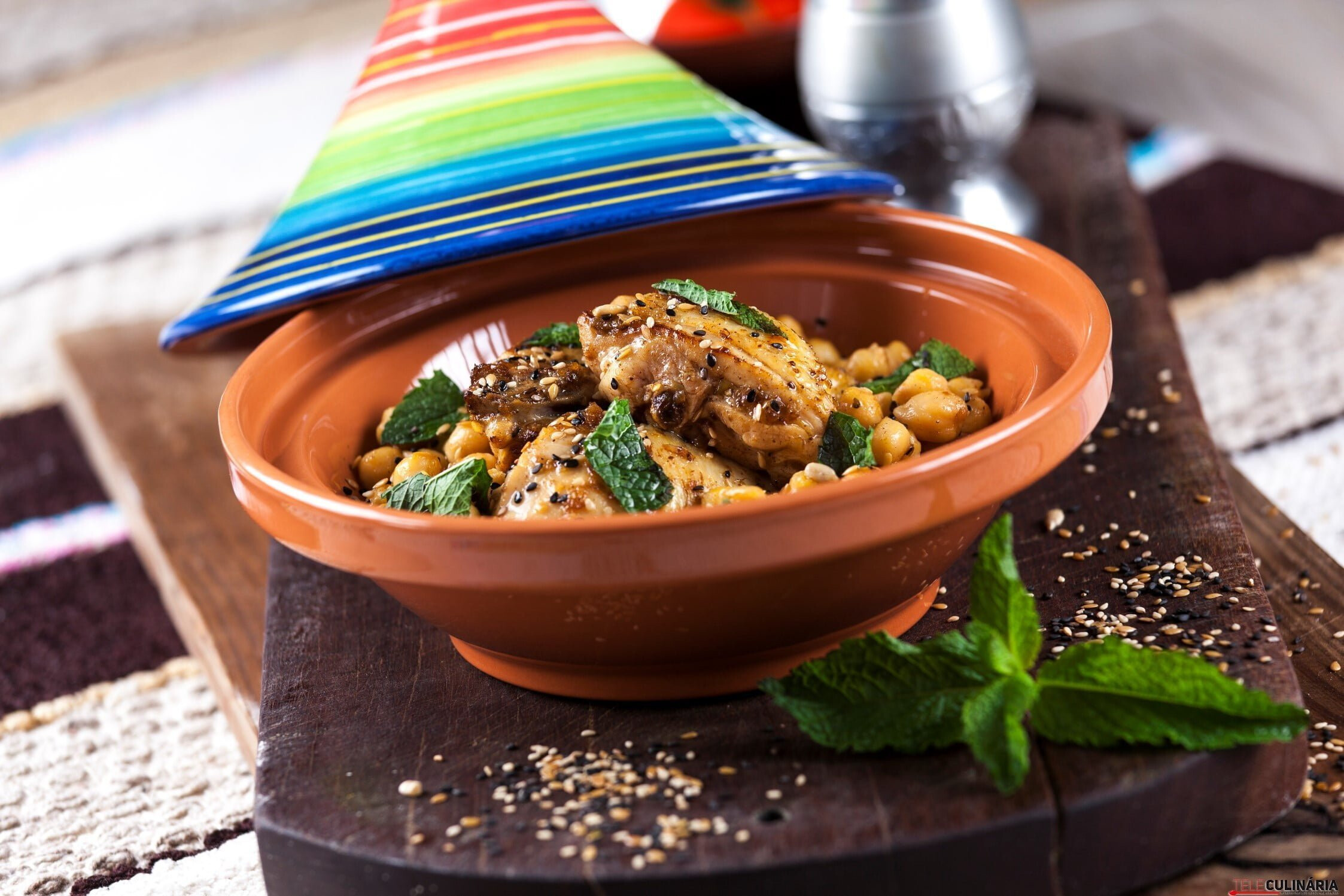 Frango com grão e sésamo