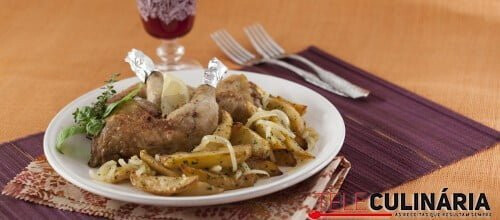 Pernas de frango assadas com batata à padeiro