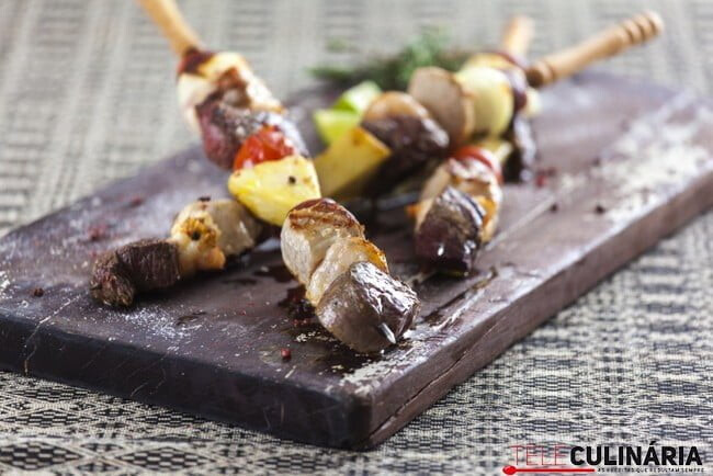 Espetadas mistas de carne com camarão