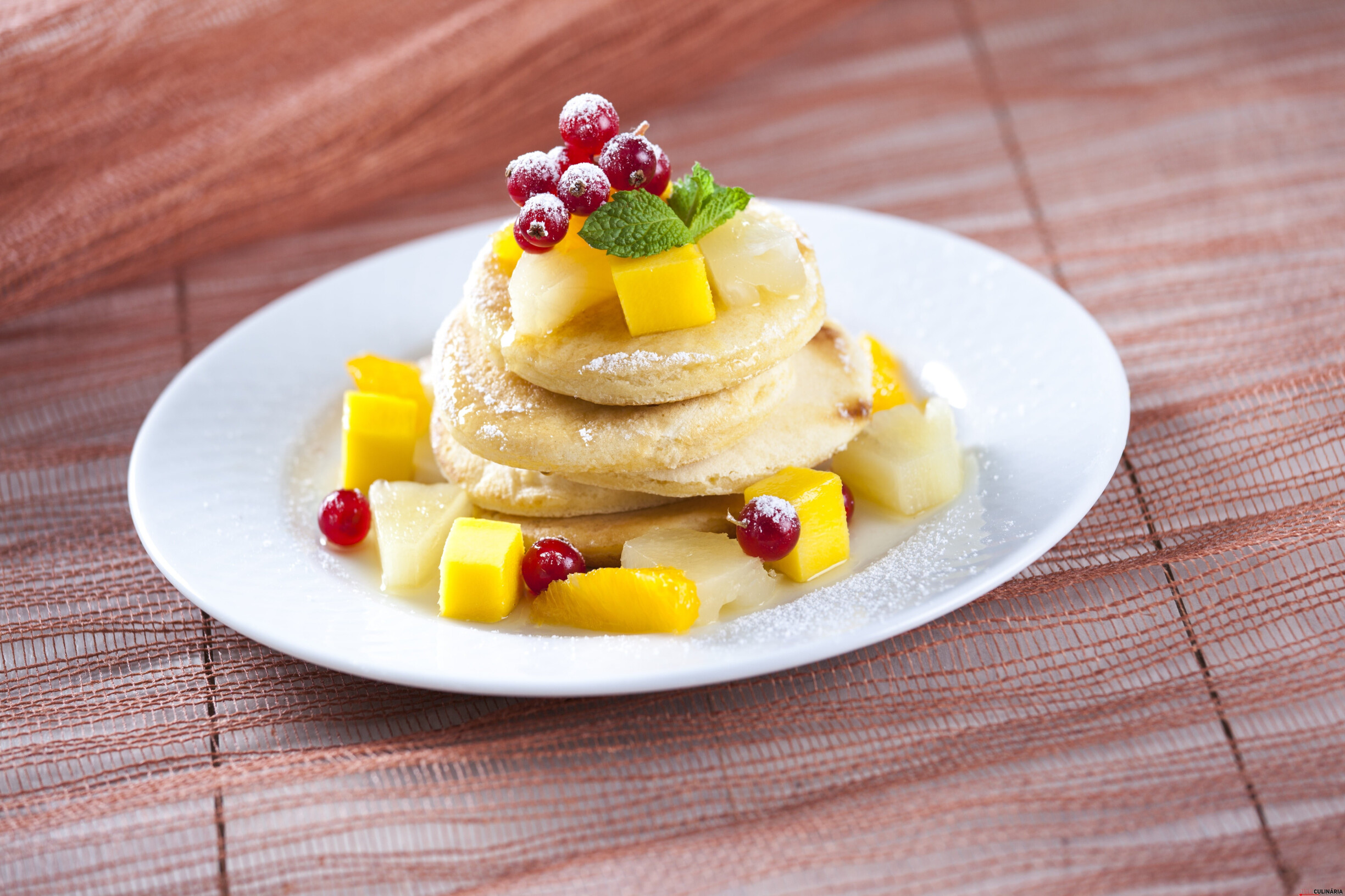 Panquecas com frutas e mel