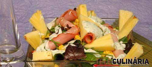 Salada verde com lombo e iogurte