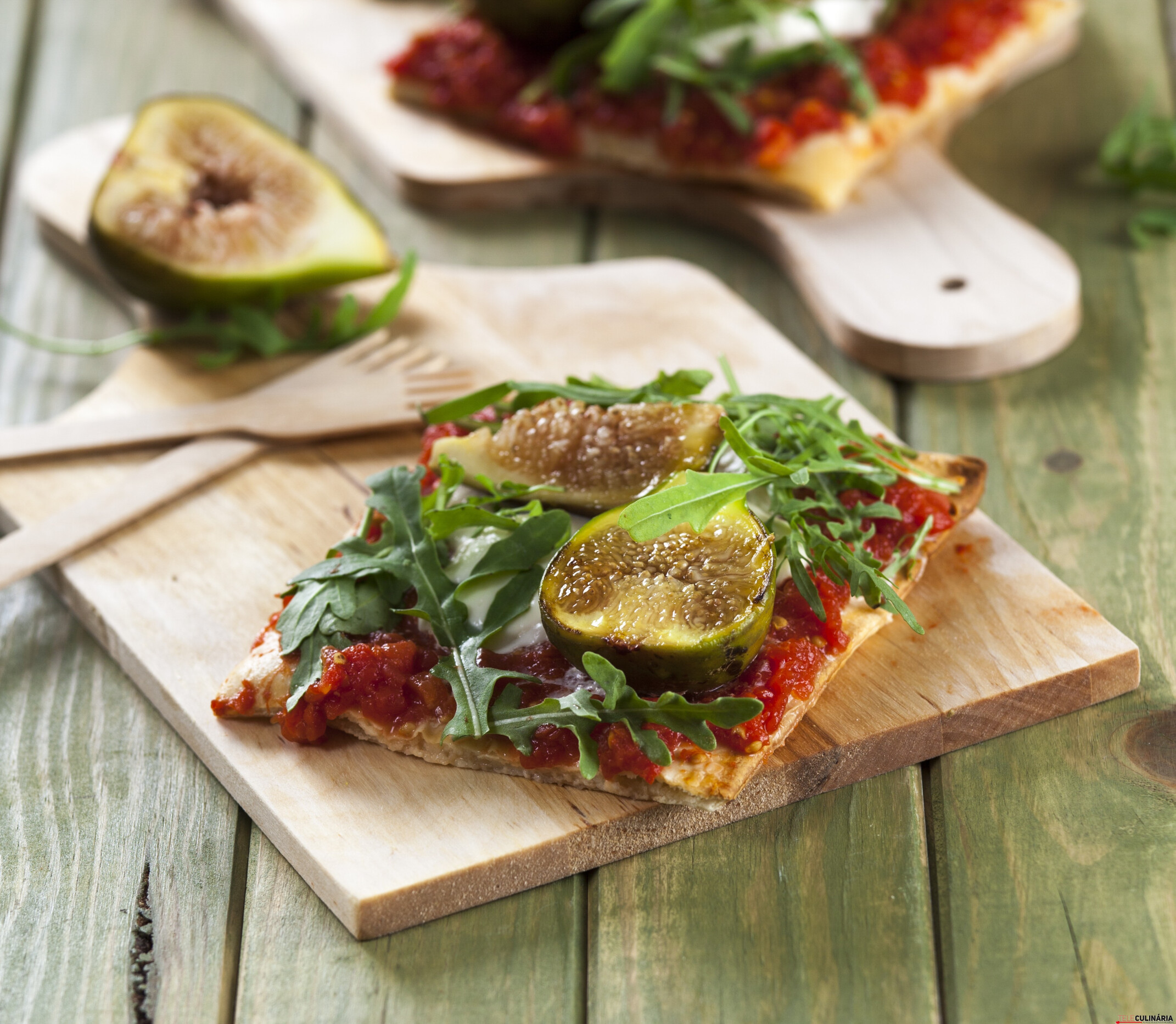 Pizza de queijo e figos