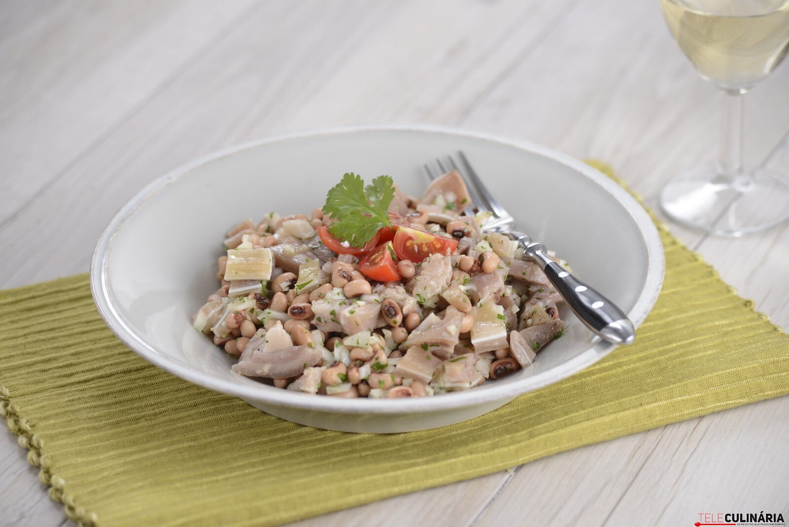 Salada de orelha cozida com feijão-frade