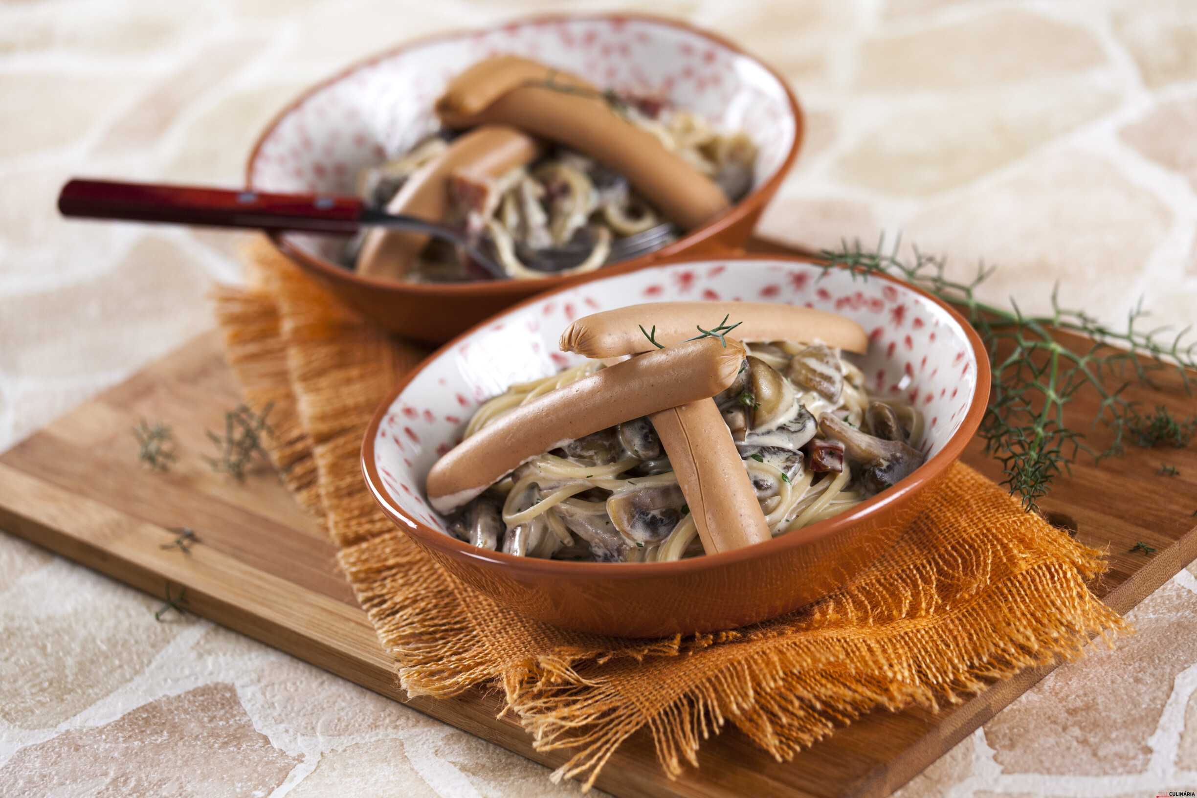 Carbonara com salsichas