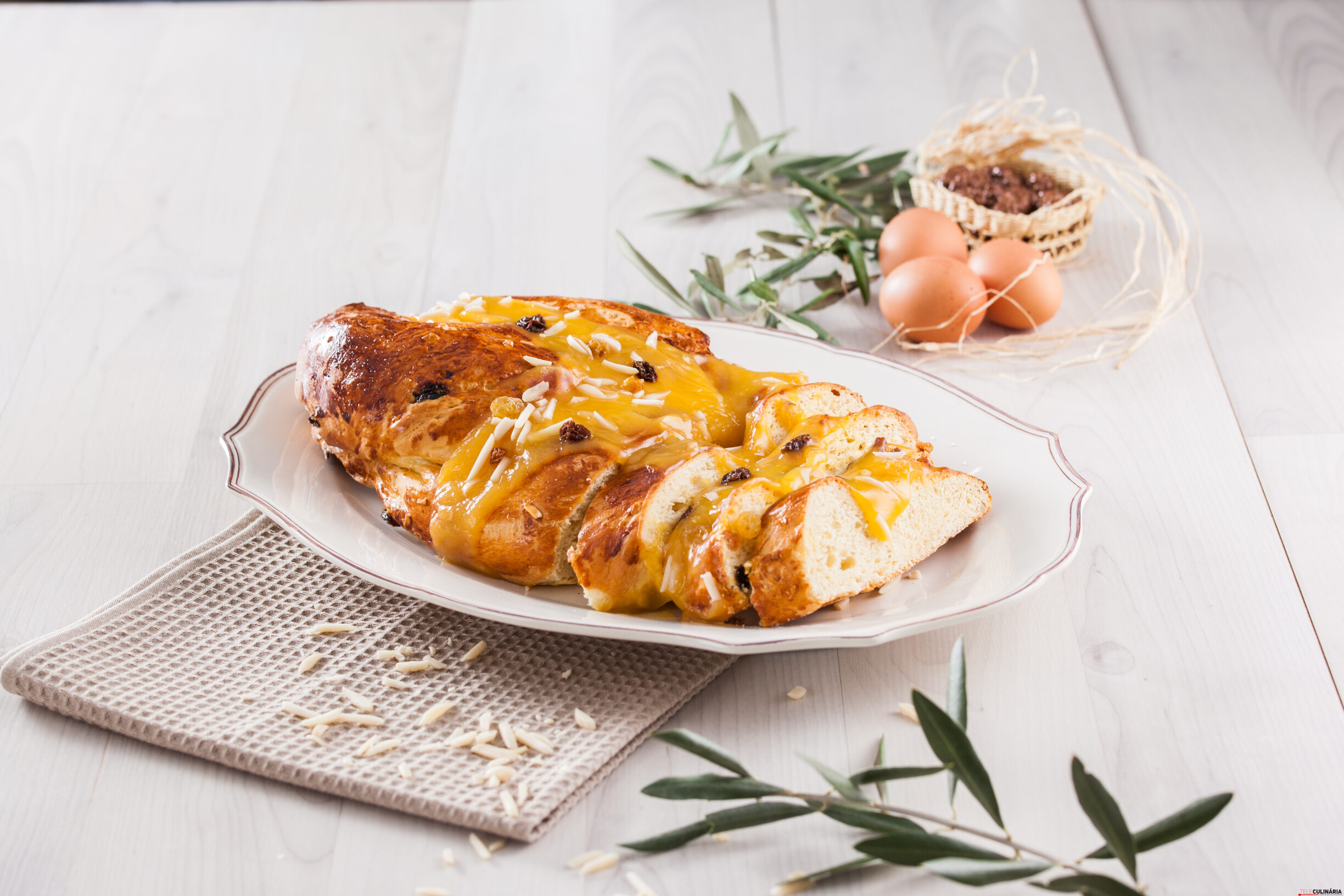 Trança de frutos secos com doce de ovos